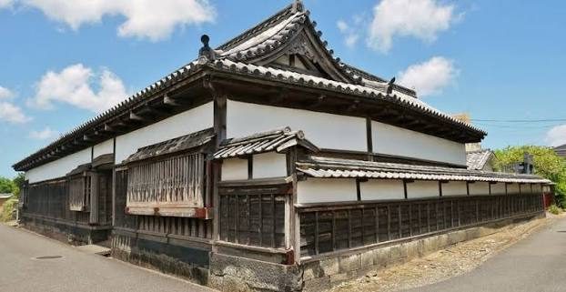 武家屋敷の白壁と土塀