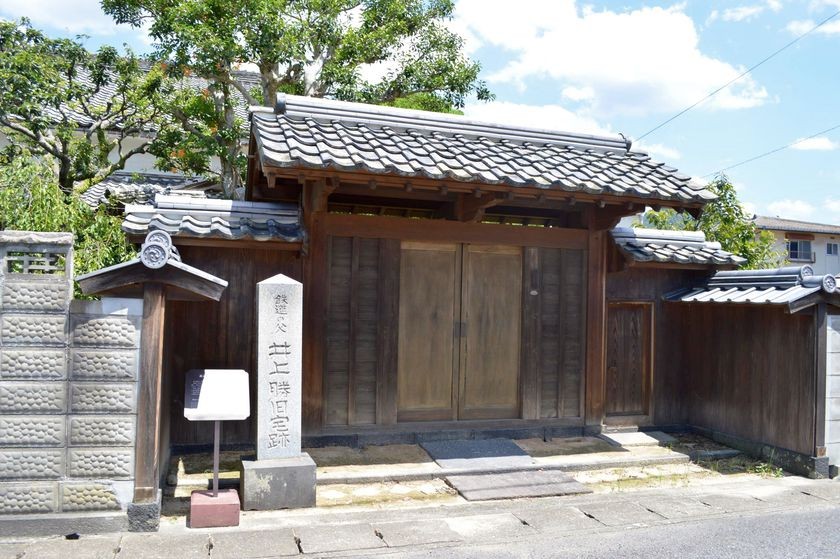 井上勝旧宅の門と「鉄道の父 井上勝旧宅」の石碑