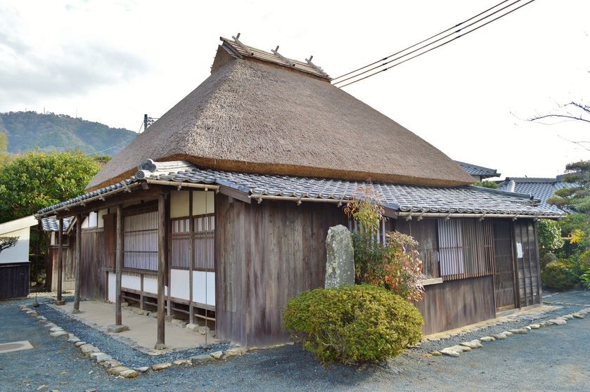 伊藤博文旧宅の茅葺屋根の建物