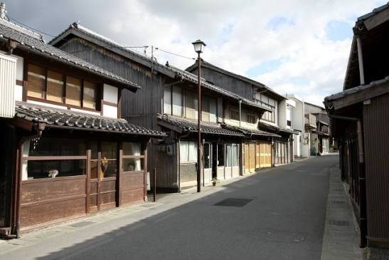浜崎地区に残る商家町の町並み