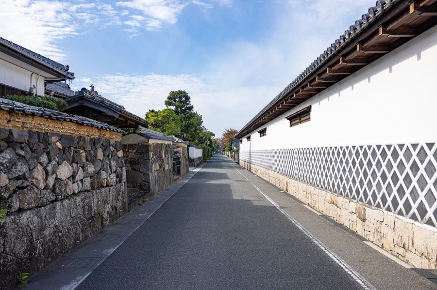 堀内地区の白壁土蔵と石垣の通り
