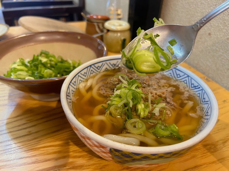 どんどんの肉うどん、刻みネギをのせたところ