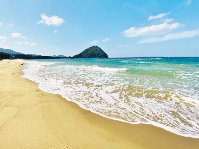 萩の海岸。透き通る海と緑の島