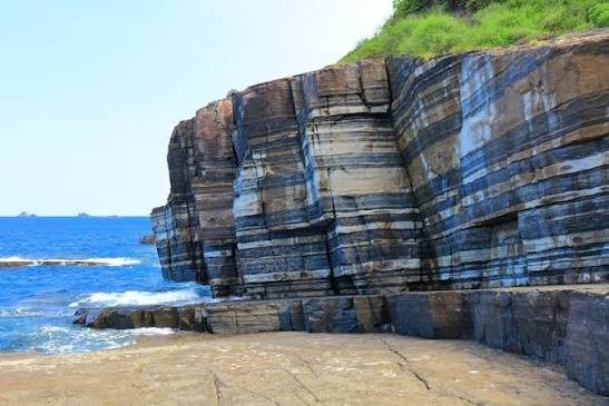 萩ジオパークの縞模様の岩壁と海