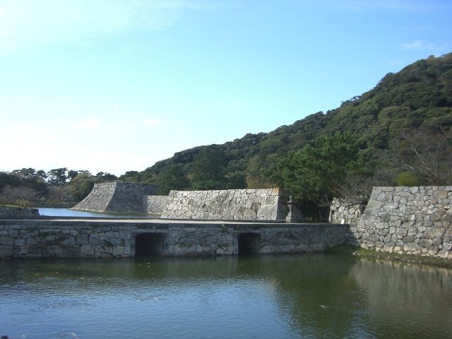 萩城跡に残る石垣と内堀