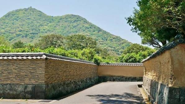 平安古地区の土塀と笠山方面の山並み