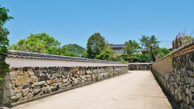堀内地区に続く土塀の道