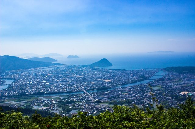 笠山展望台から望む萩市街と日本海