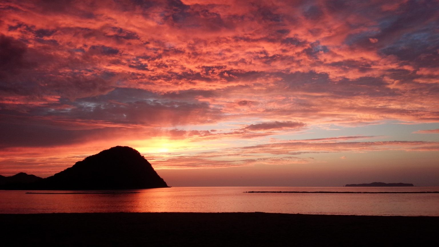 菊ヶ浜に沈む夕日と赤く染まった空