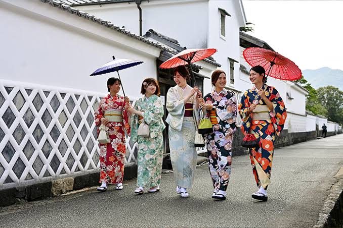 着物姿で城下町を歩く人々