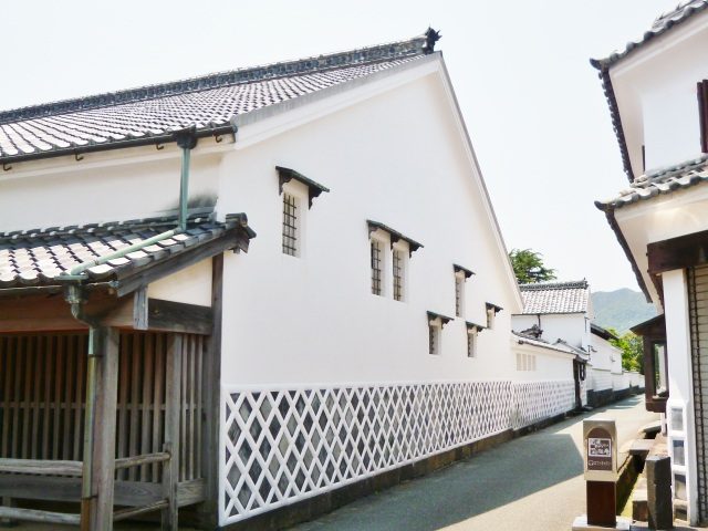 白壁となまこ壁の土蔵造り商家（イメージ）