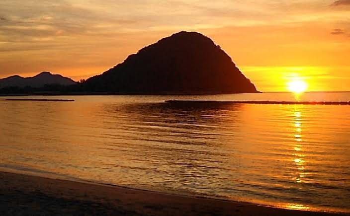 夕日に染まる日本海と島影