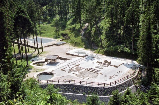 大板山たたら製鉄遺跡の発掘現場