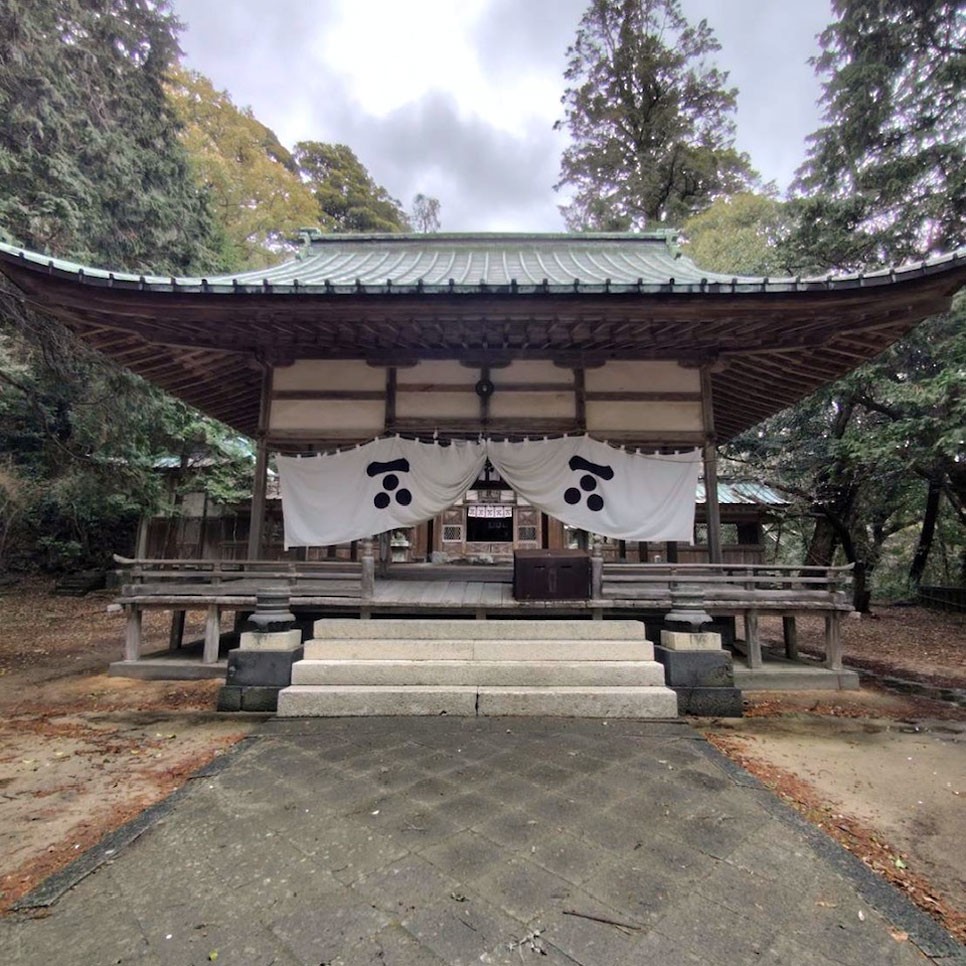 志都岐山神社の社殿と毛利家の紋