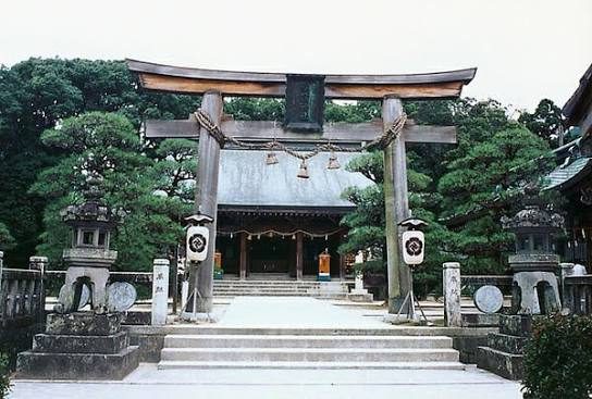 松陰神社の鳥居と拝殿