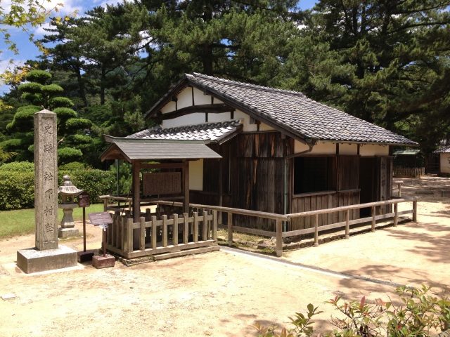 松下村塾の建物と「史蹟 松下村塾」の石碑
