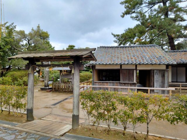 松下村塾の門と木造の塾舎
