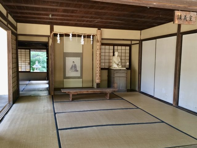 松下村塾の講義室。松陰の肖像画と像が置かれている