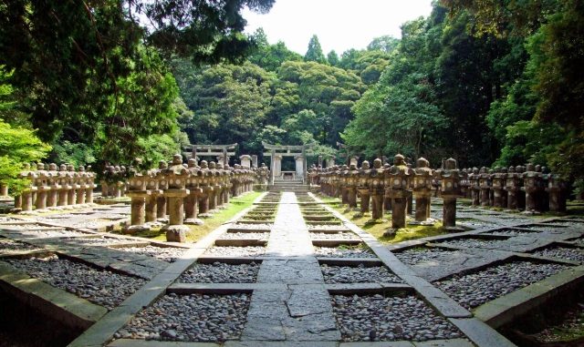 東光寺に整然と並ぶ石灯籠の参道